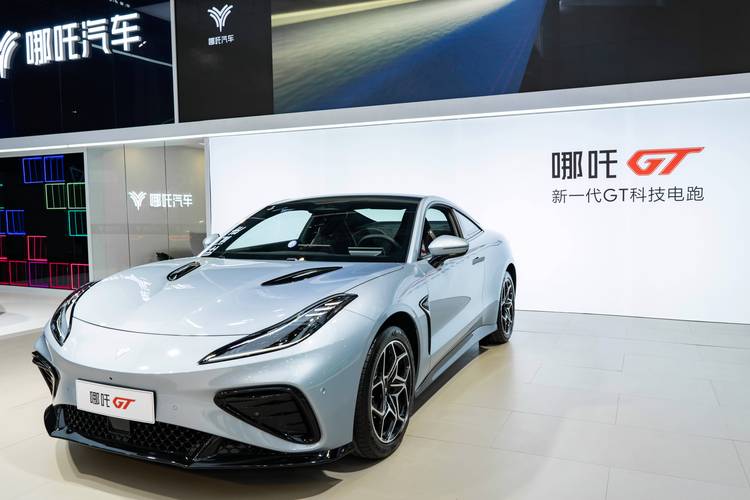 佛山113哪吒汽车在智能汽车领域的表现，领途汽车在新能源汽车市场中的影响力